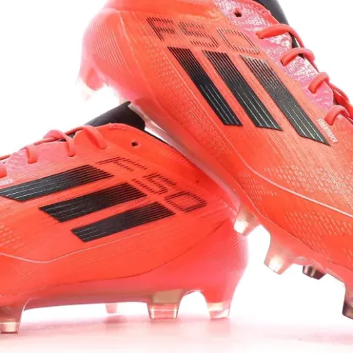 Test Adidas F50 Elite rouges : des crampons légers qui misent tout sur la vitesse