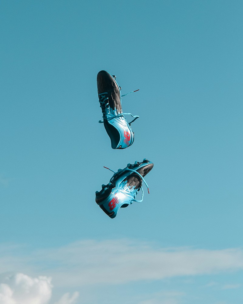 Chaussure Sneaker Colorée Isolée Sur Blanc. Baskets Athlétiques Pour Le