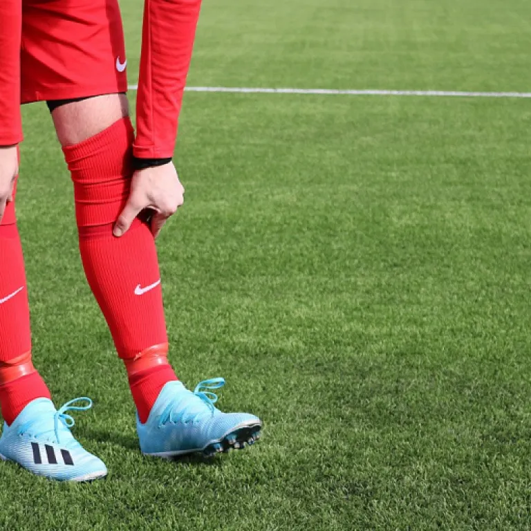 Tout savoir sur les crampons moulés pour le football : avantages, choix et conseils