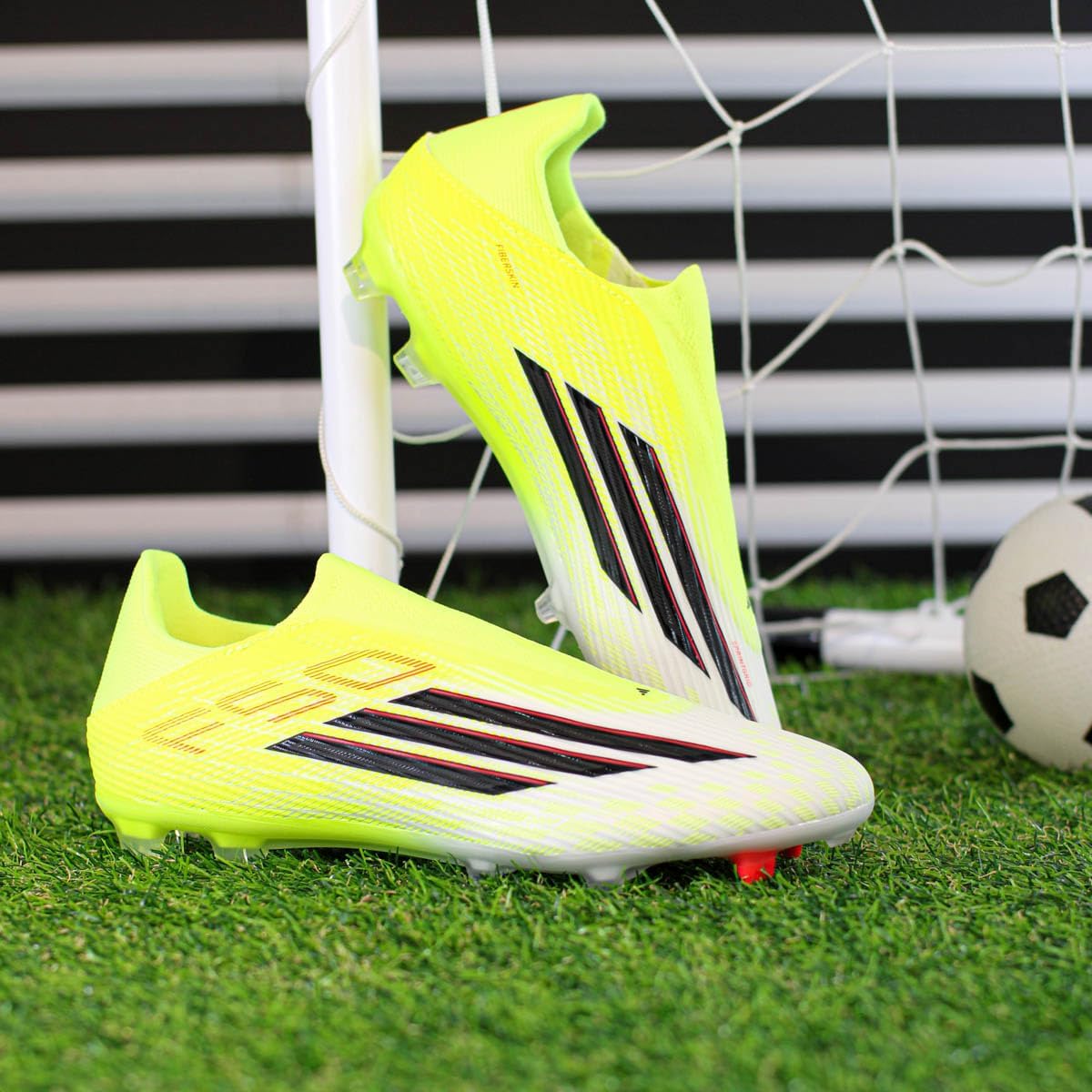 Unisex Chaussure de Football sans Lacets F50 League Terrain Souple/Multi-Surfaces 43 1/3 EU Team Solar Yellow 2 Core Black Lucid Red