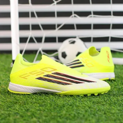 Test adidas F50 League Laceless Turf : les crampons sans lacets qui misent sur le confort et la simplicité