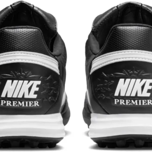 Test Nike The Premier III TF : la chaussure de foot sobre qui fait le job sur synthé