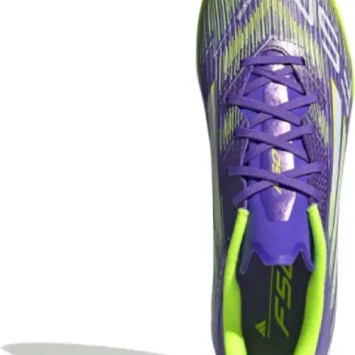Test adidas F50 League Turf : des crampons légers qui misent surtout sur la vitesse