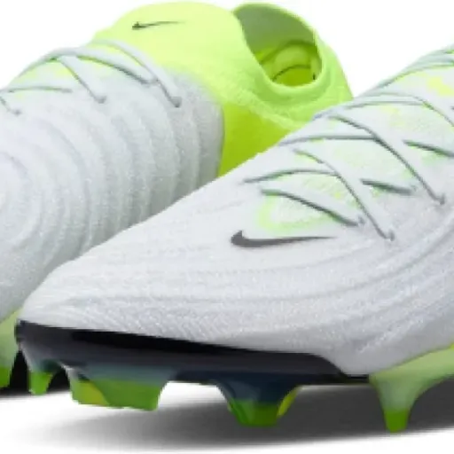 Test Nike Phantom GX 2 Elite FG : des crampons haut de gamme qui misent sur le toucher de balle