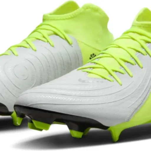 Test Nike Phantom Luna II Academy FG/MG : des crampons précis mais qui taillent vraiment petit