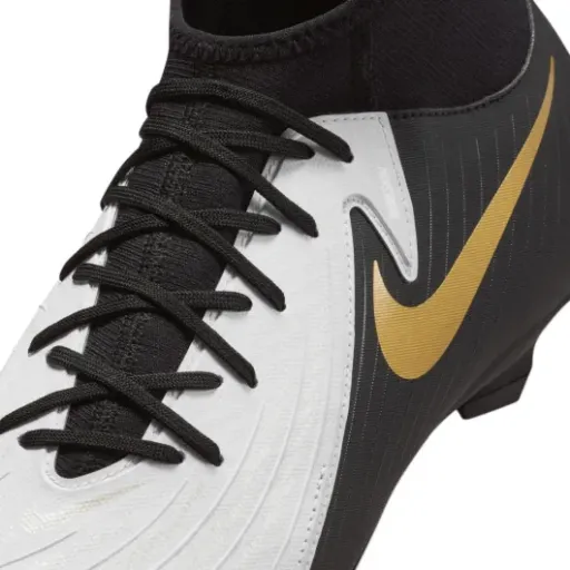 Test Nike Phantom Luna II Academy FG/MG : des crampons précis mais qui taillent vraiment petit